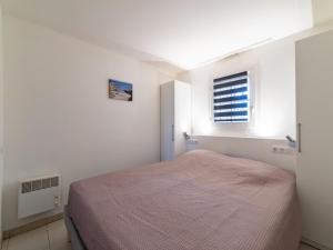 1 dormitorio con cama y ventana en Apartment Les Marines-43 by Interhome en Gassin