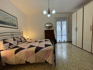 - une chambre avec un lit, un miroir et une fenêtre dans l'établissement Apartment Casa Fidalma by Interhome, à Costarainera