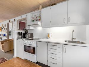 Kuchyň nebo kuchyňský kout v ubytování Apartment Kaisa - 200m from the sea by Interhome