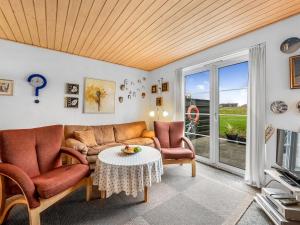 En sittgrupp på Apartment Kaisa - 200m from the sea in Western Jutland by Interhome
