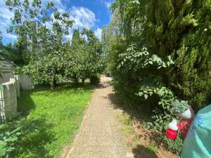 eine unbefestigte Straße in einem Garten mit Bäumen in der Unterkunft Porat 2 in Poreč