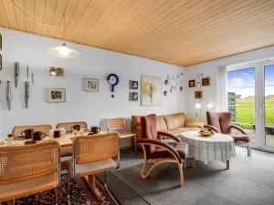 Posezení v ubytování Apartment Kaisa - 200m from the sea by Interhome