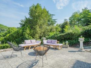 eine Terrasse mit 2 Stühlen und einer Hängematte in der Unterkunft Holiday Home Villa Diana by Interhome in La Spezia