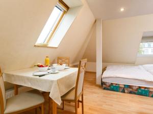 Un comedor con una mesa y sillas y una cama. en Apartment Melchien 2 by Interhome, en Zinnowitz