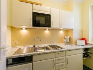 una cocina con fregadero y microondas en Apartment Luise von Preußen - App- 205 by Interhome, en Zinnowitz