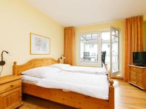 um quarto com uma cama grande e uma televisão em Apartment App- 205 Luise von Preußen by Interhome em Zinnowitz
