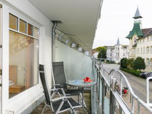 balcón con mesa y vistas a la calle en Apartment Luise von Preußen-4 by Interhome, en Zinnowitz