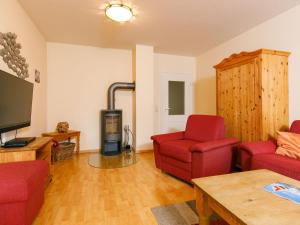 Una televisión o centro de entretenimiento en Apartment Luise von Preußen - App-101 by Interhome