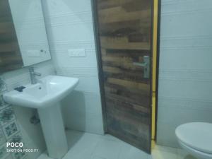 y baño con lavabo y ducha. en Sohan guest house en Chandigarh