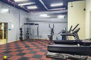 Fitness centrum a/nebo fitness zařízení v ubytování LUX The Marina View Suite 1