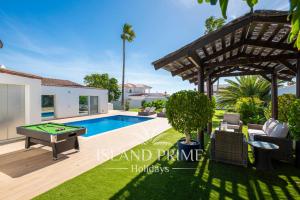 een villa met een zwembad en een pooltafel bij Private Villa in Golf del Sur in San Miguel de Abona