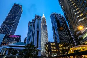 un grupo de edificios altos en una ciudad en Calm Sojourn, Sky Suites KLCC en Kuala Lumpur