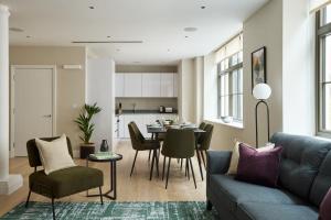 sala de estar con sofá y comedor en Chancery Lane by Viridian Apartments, en Londres