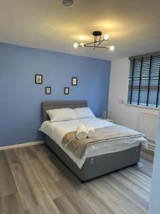 Stylish Apartment At Carlton Grove في لندن: غرفة نوم عليها سرير وفوط