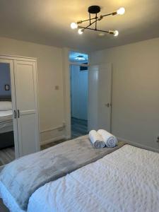 Stylish Apartment At Carlton Grove في لندن: غرفة نوم بسرير كبير عليها وسادتين