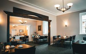 comedor con mesas, sillas y espejo en Hotel Kühl, en Neumünster