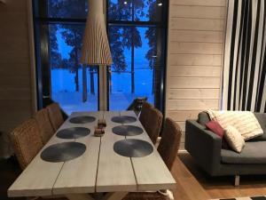 een tafel in een woonkamer met een groot raam bij Villa Vilmala in Sääskilahti