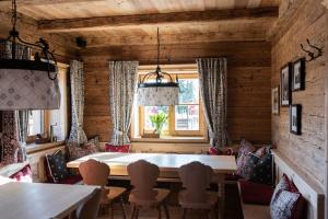 una sala da pranzo con tavolo e sedie di Bayernhütte am Brauneck a Lenggries