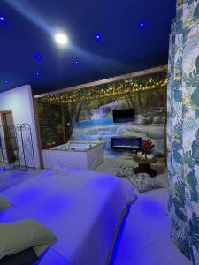 una camera con un grande letto e vista su un bagno di The Flower Garden a Castellammare di Stabia