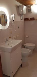 ローマにあるTermini Loftのバスルーム(洗面台、トイレ、鏡付)
