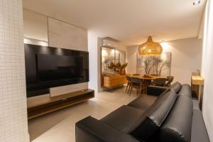 Μια τηλεόραση ή/και κέντρο ψυχαγωγίας στο Adra 202 - Apartamento no centro de Bombinhas - Rooftop com piscina e academia - À poucos metros da praia - (Consultar serviços de roupas de cama e banho)