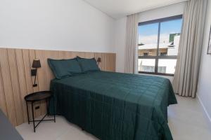 Ένα ή περισσότερα κρεβάτια σε δωμάτιο στο Adra 202 - Apartamento no centro de Bombinhas - Rooftop com piscina e academia - À poucos metros da praia - (Consultar serviços de roupas de cama e banho) +25 φωτογραφίες