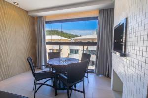 Μια τηλεόραση ή/και κέντρο ψυχαγωγίας στο Adra 202 - Apartamento no centro de Bombinhas - Rooftop com piscina e academia - À poucos metros da praia - (Consultar serviços de roupas de cama e banho)