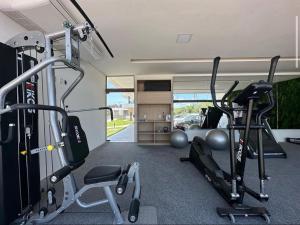 um ginásio com duas passadeiras e duas bicicletas de exercício em Porto Beach Resort - Makia Beach Experience em Porto de Galinhas