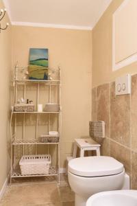 シエナにあるRomantico appartamento a Sienaのバスルーム(白いトイレ、棚付)