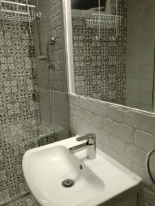uma casa de banho com um lavatório branco e um espelho. em The Sea Corner em Santa Cruz de la Palma