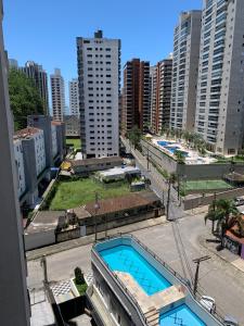uma vista para uma cidade com duas piscinas em Apto com PISCINA 2 quadras da praia no Guarujá