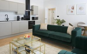 The Salisbury - Luxury Apartments by Stay In Scarborough的厨房或小厨房