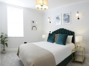 The Salisbury - Luxury Apartments by Stay In Scarborough客房内的一张或多张床位