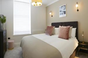 The Salisbury - Luxury Apartments by Stay In Scarborough客房内的一张或多张床位