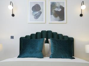 The Salisbury - Luxury Apartments by Stay In Scarborough的休息区