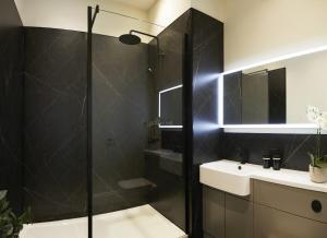 斯卡伯勒The Salisbury - Luxury Apartments by Stay In Scarborough的带淋浴和水槽的浴室