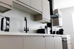 The Salisbury - Luxury Apartments by Stay In Scarborough的厨房或小厨房
