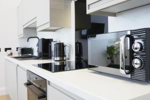 The Salisbury - Luxury Apartments by Stay In Scarborough的厨房或小厨房