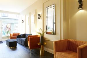 The Salisbury - Luxury Apartments by Stay In Scarborough的休息区