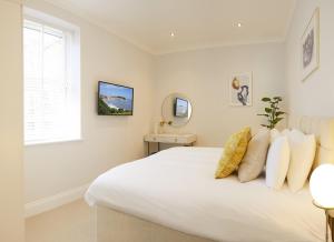The Salisbury - Luxury Apartments by Stay In Scarborough客房内的一张或多张床位