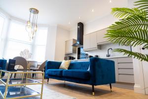 The Salisbury - Luxury Apartments by Stay In Scarborough的休息区