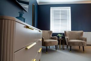 The Salisbury - Luxury Apartments by Stay In Scarborough的休息区