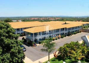 Una vista aérea de un edificio con estacionamiento. en L'acqua diRoma com Super Ofertas, en Caldas Novas