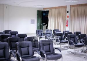 Una habitación con filas de sillas en una habitación. en L'acqua diRoma com Super Ofertas, en Caldas Novas 31 fotos más