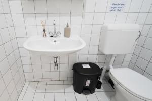 bagno bianco con servizi igienici e lavandino di CozyNite Premium Apartment Hernals 1 a Vienna