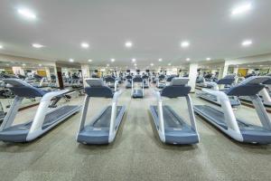 فندق ازدان الدوحة في الدوحة: صالة ألعاب رياضية مع عدة صفوف من آلات المشي