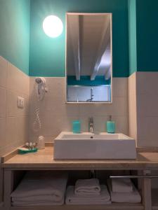 La salle de bains est pourvue d'un lavabo et d'un miroir. dans l'établissement EDERA dei Guatto, à Bertiolo