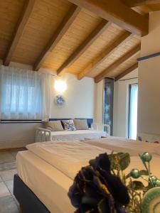 1 dormitorio con 1 cama grande y 1 sofá en EDERA dei Guatto en Bertiolo