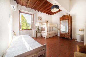 1 dormitorio con cama y ventana en Ancienne Maison Vigneronne, en Palau-del-Vidre