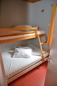 ein paar Etagenbetten in einem Zimmer in der Unterkunft DOMAINE DU VERNADEL in Asperjoc